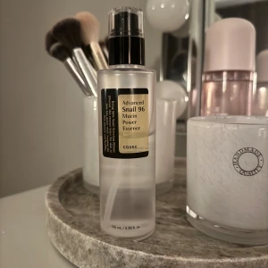 COSRX Advanced Snail 96 Essence - Köptes i augusti, och har mer än halva flaskan kvar. Jag har köpt en annan variant därför kommer inte denna till användning. Den återfuktar huden, ger ett fint glow och lugnar huden. Priset går att diskutera, och hör gärna av dig vid frågor🤎