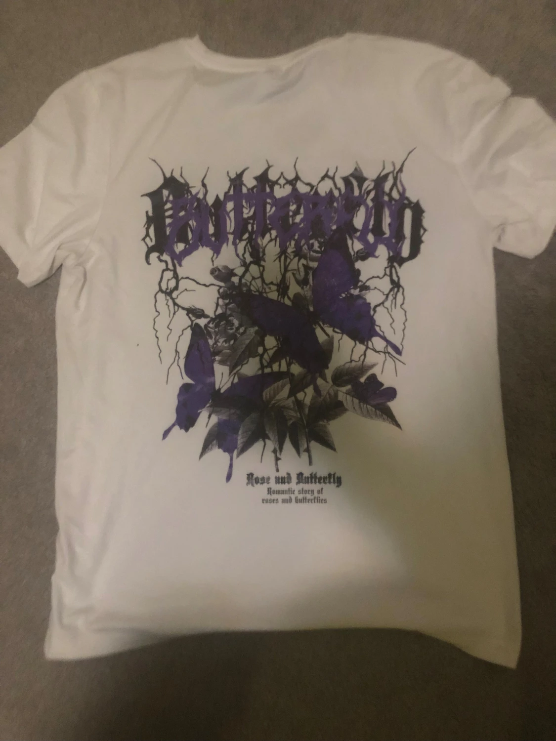 Vit t-shirt med lila tryck från Romwe - 1