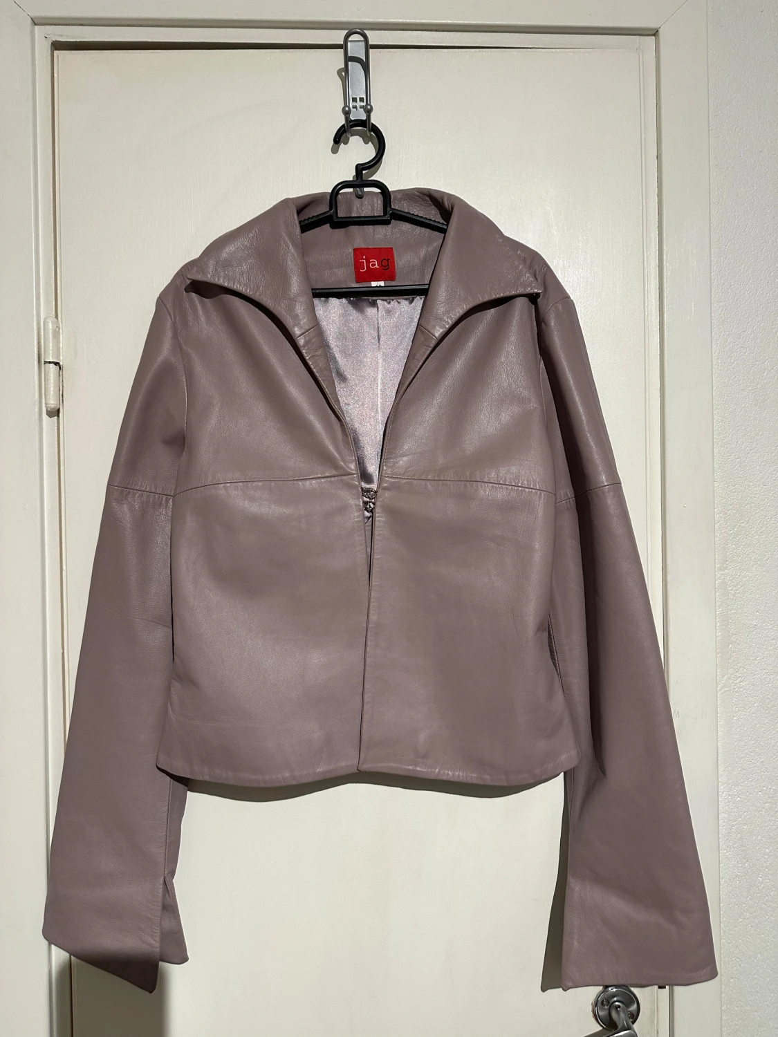 Ljuslila skinnjacka från Jag