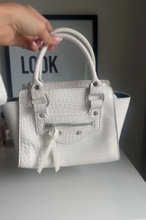 Jättesnygg vit handväska  - Jättesnygg vit handväska, passar till alla tillfällen!!🤍