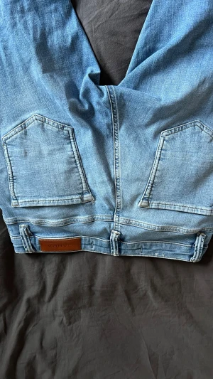 Ljusblå Gabba jeans - Ett par snygga ljusblå jeans som tyvärr är för stora på mig. Hör av dig vid frågor och pris är du hugget i sten!