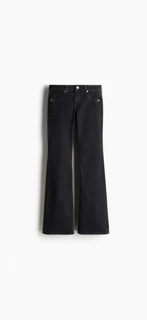 Svarta lågmidjade bootcut jeans från H&M - Snygga svarta lågmidjade bootcut jeans från H&M. Köpt för 249kr men säljer för 100kr! Skriv privat om du vill ha fler bilder eller har frågor!🩷