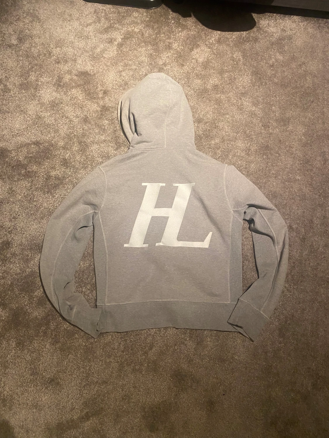 Grå hoodie från Helmut Lang med HL-tryck