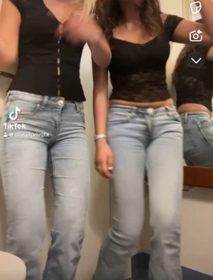 spets topp  - köptes från urban outfitters, märket är light before dark. Den är i xs. 