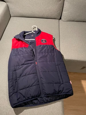 Psg väst - Dunväst från fotbollslaget PSG. Varm och bekväm. Bra fickor och inga defekter eller problem med västen. 