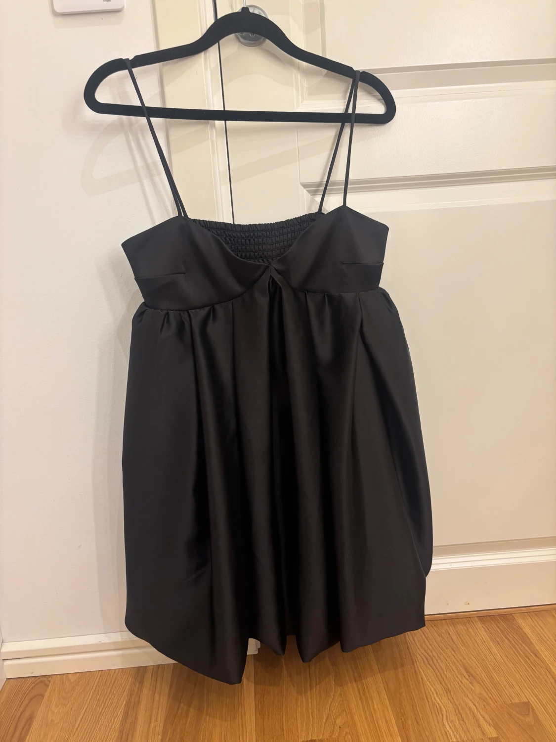 Svart kort satinklänning med tunna band - 1