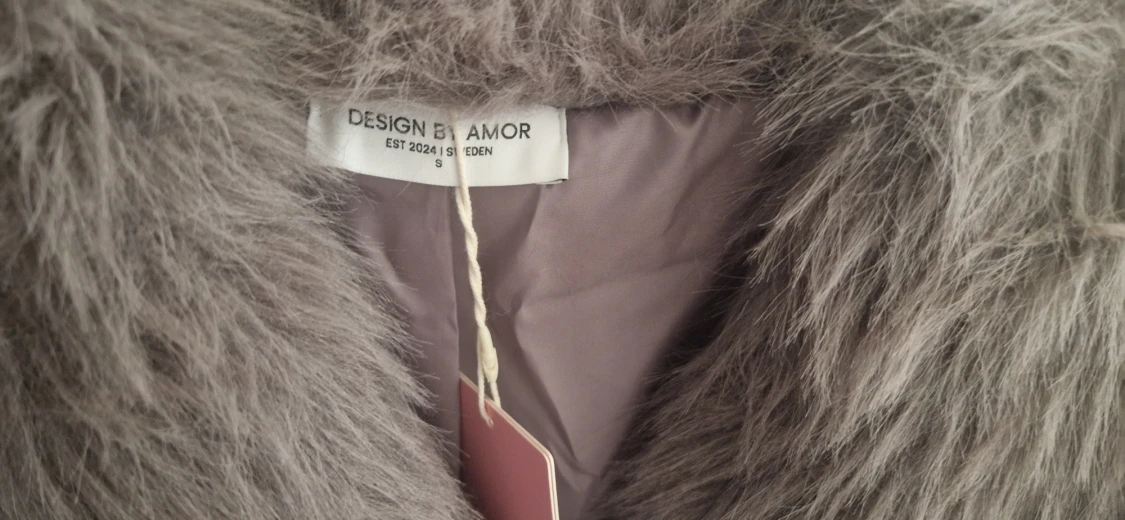 Grå pälsjacka från Design by Amor - 2