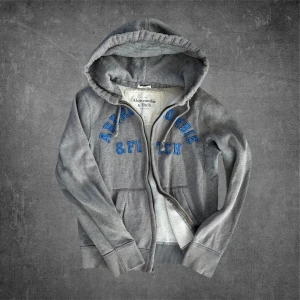 Abercrombie & Fitch Hoodie - Stilren A&F zip hoodie med tryck på bröstet | Storlek: S | Mycket bra skick! | Tveka inte att höra av vid funderingar!