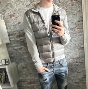 Nyskick Herno Cardigan - Nytt skick, inga defekter. Storlek 52/L sitter mer som M, passar dig som är mellan 180-190cm ungefär. Nypris ca 4000kr. Modellen är 185 cm, 79 kg. Självklart äkta - Kolla bara recensionerna! Passar bra nu till vintern. Skriv för mer information!🤝