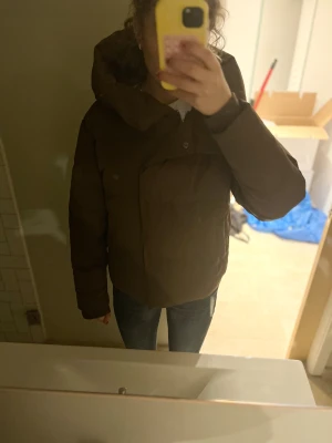 Brun vinterjacka från obeject  - Jag säljer min jacka som jag fått god användning av under vinter och som varit varm. Samt varit fin och skön.