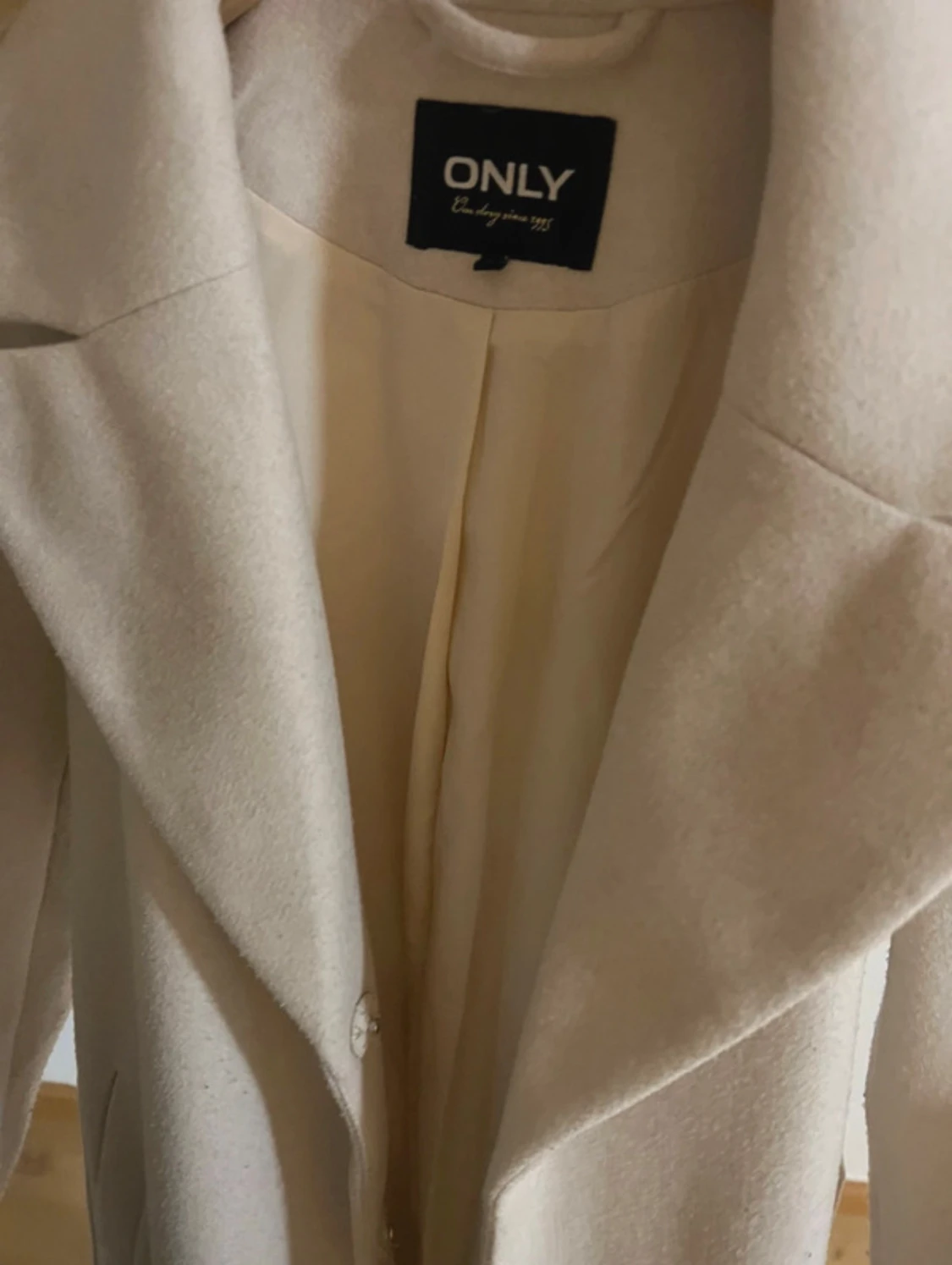 Beige kappa från ONLY med bälte - 2