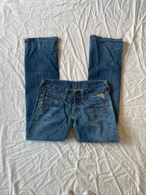 Lågmidjade jeans - Bra skick! Lite slitna mellan låren (bild 6) Mått: midjemått rakt över 41 grenhöjd 20 innerbenslängd 82,5 benöppning 22cm❤️ jag är 180