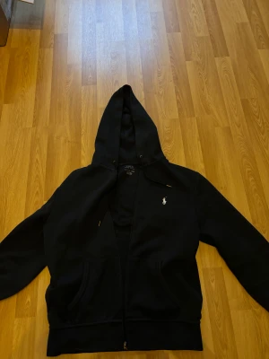 Polo Ralph Lauren zip hoodie - Riktigt snygg och i väldigt bra skick! Hör av dig vid funderingar!🤩