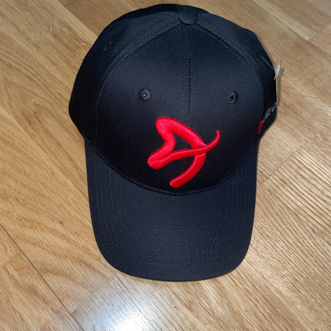 Svart keps från Arozzi med röd logga