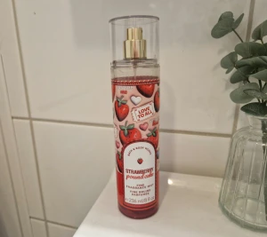 Bath & Bodyworks Strawberry Pound Cake Bodymist - Supersöt jordgubbsdoft. Skick enligt bild. 