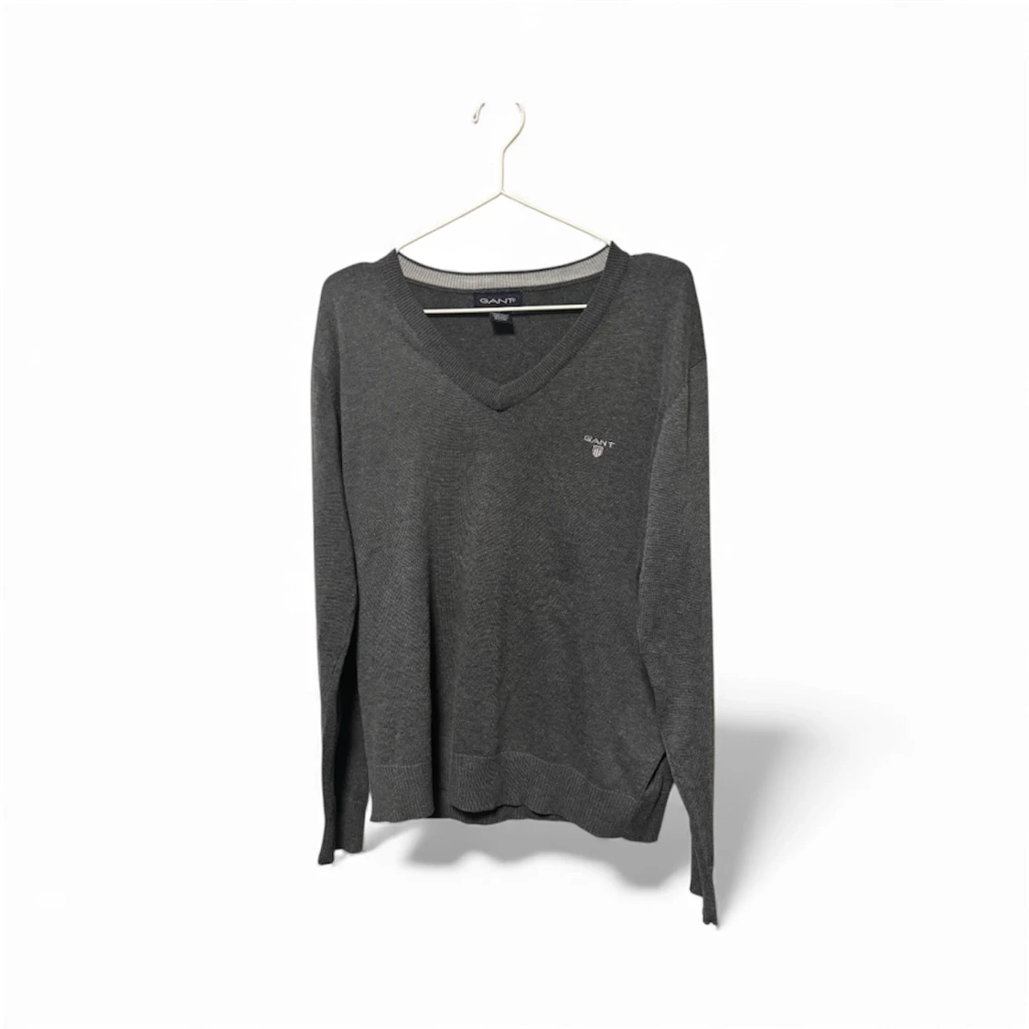 Mörkgrå v-ringad tröja från GANT