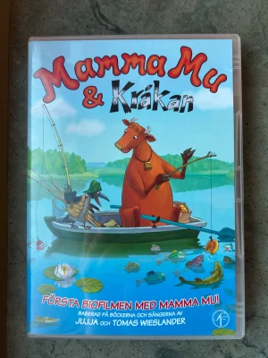 Mamma mu & kråkan DVD - DVD-film med Mamma Mu och Kråkan. En film baserad på böckerna och sångerna av Jujja och Tomas Wieslander. Röster av Rachel Mohlin och Johan Ulvesson.  Finns på språk: Svenska, Danska, Finska, Norska   OBS!! skivorna är begagnade så det kan förekomma repor/hairlines på skivorna, men då jag kollar igenom alla filmer jag säljer garanterar jag att alla funkar felfritt om inget annat står! :)