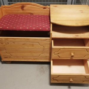 Sidebord i trä - 1-del:en praktisk bänk med förvaringsmöjligheter.Perfekt för hallen eller barnsovrum.Den har en sittdyna och flera lådor och hyllor för förvaring.Bra för vardagsrumsinredning.Byrålådan/nattbord kan passa också väl till barnsovrum.2-del:en charmig sideboard i trä med förvaringsmöjligheter.Den har skåp och lådor.Kan köpas som komplett för 400 kr. eller som separat för 250kr.Måtten1:Hyllan är: 70 cm högt, 158 cm långt, 38 cm djup.Måtten 2: Byrålådan/nattbord är: 96,5 cm brett, 52 cm höjd;40cm djup