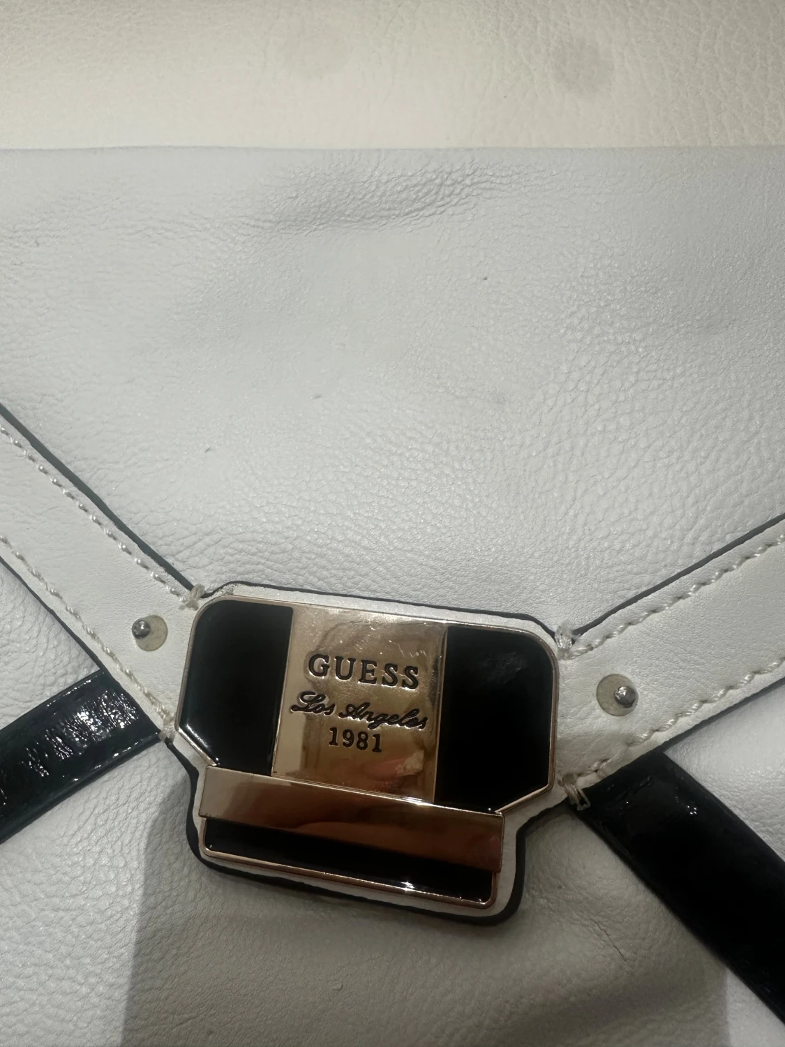 Vit och svart kuvertväska från Guess - 1