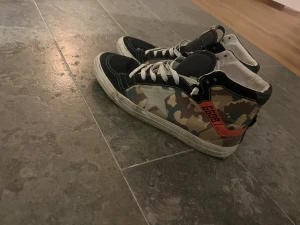 Golden goose skor storlek 42 - Säljer ett par unika golden goose skor i rätt så bra skick. De har används försiktigt. Låda tillkommer inte men däremot dustbag. Kan fraktas och mötas upp i stockholm. Kan lätta lite på priset vid en smidig affär.                                    Hör av er vid frågor!