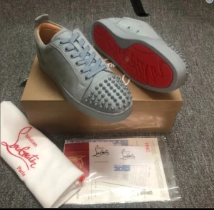Grå Christian Louboutin skor - Säljer helt nya gråa Loubs skor på grund av att de inte kom till användning. Dustbag, kvitto och box ingår.