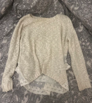 Beige stickad tröja med spetsdetalj - Säljer min super söta tröja då den inte används så mycket, det är ett litet hål vid nacken som inte syns när man har på sig den💗