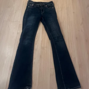 True religon jeans  - Säljer dessa jeans pga att de inte kommer till användning. Jättefint skick förutom vid fötterna där de är lite slitningar. Då dom varit för långa för mig. Storlek 24. Köptes för 1600kr. Säljer för 1000kr.