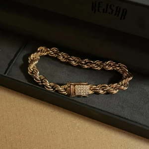 Kejsar Armband  - Kejsar Cordell armband. Allt på bilderna ingår i köp. Skriv om minsta fundering! Kan mötas upp i Sthlm! Byta tas emot!