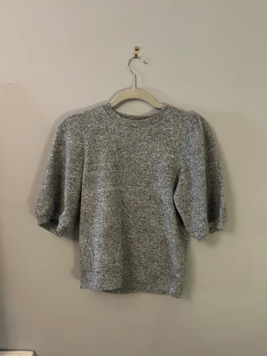Grå puffärm tröja från Lager 157 XS🌟 - Mysig grå tröja från 157 i storlek XS med puffiga trekvartsärmar och rund hals. Materialet känns mjukt och har en stickad look som passar perfekt när det är lite kyligare ute. Köptes förra hösten och är endast använd ett fåtal gånger, trendig och verkligen jättefin❤️🌟 
