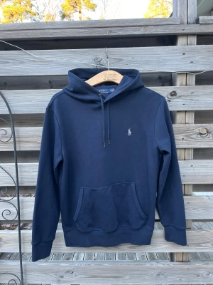 Ralph Lauren Hoodie XS - Sjukt fet hoodie från Ralph Lauren i storlek XS. Riktigt fint skick, hör gärna av er vid funderingar🙌🙌