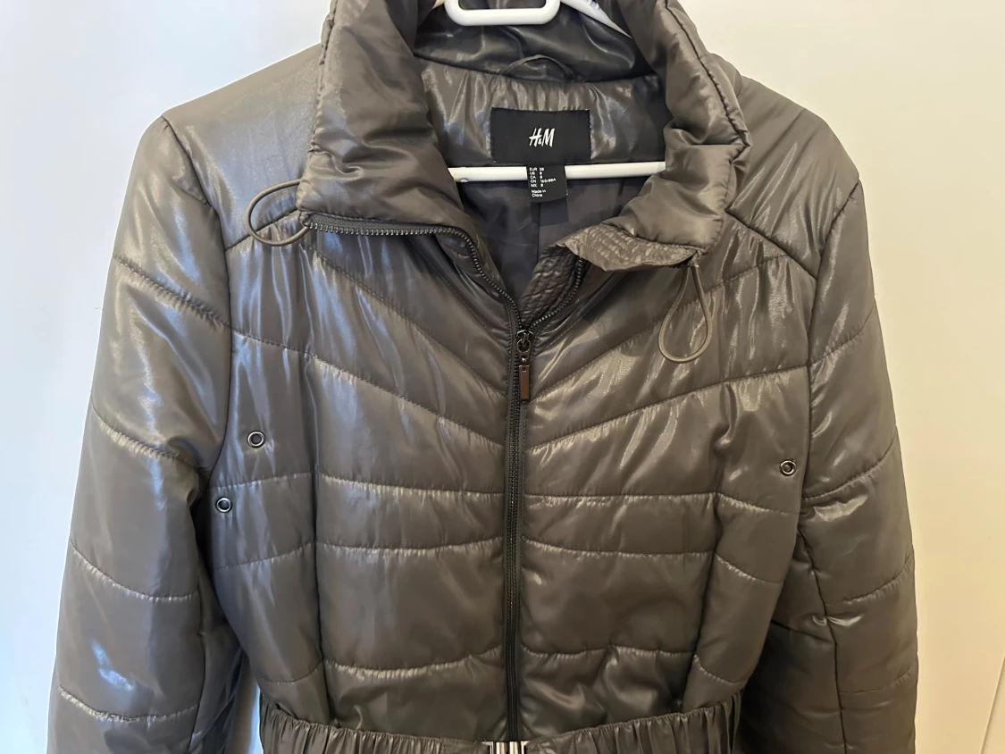 Grå pufferjacka från H&M med bälte - 3