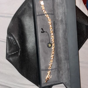 Guldarmband från Kejsar - Snyggt guldarmband från Kejsar med klassisk kedjedesign. Armbandet levereras i original ask med logga i guld. Perfekt accessoar för dig som vill ha en stilren och lyxig look. Lätt att matcha med andra smycken och passar till många olika outfits.