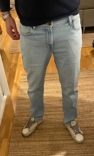 Ljusblå Lee jeans  - Säljer ett par ljusblå jeans från Lee. Jeansen har normal midja och Lee-lapp i brunt läder baktill. Materialet är mjukt denim och färgen är riktigt fräsch ljusblå. Perfekt för dig som gillar enkel och clean stil. Jeansen är endast använda två gånger! Tveka inte om att höra av dig om frågor eller prisförslag