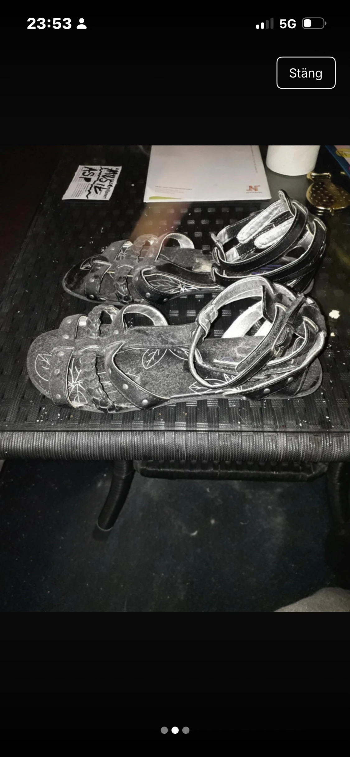 Svarta sandaler med nitar och flätade remmar - 1