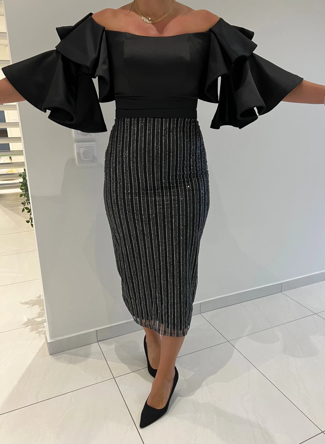 Svart offshoulder klänning med volang - 2