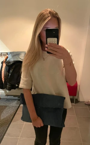 Datorfodral tillverkad av återvunna jeans - Vi på ReCase UF tillverkar datorfodral tillverkade av gamla jeans. Vi ser så klart till så att kvaliteten på jeansen är bra och tåliga. Hör av er om ni har frågor💙💙Datorfodralet passar till en dator som är 14tum eller mindre. Obs! Priset är ej prutningsbart och ni står själva för frakt!