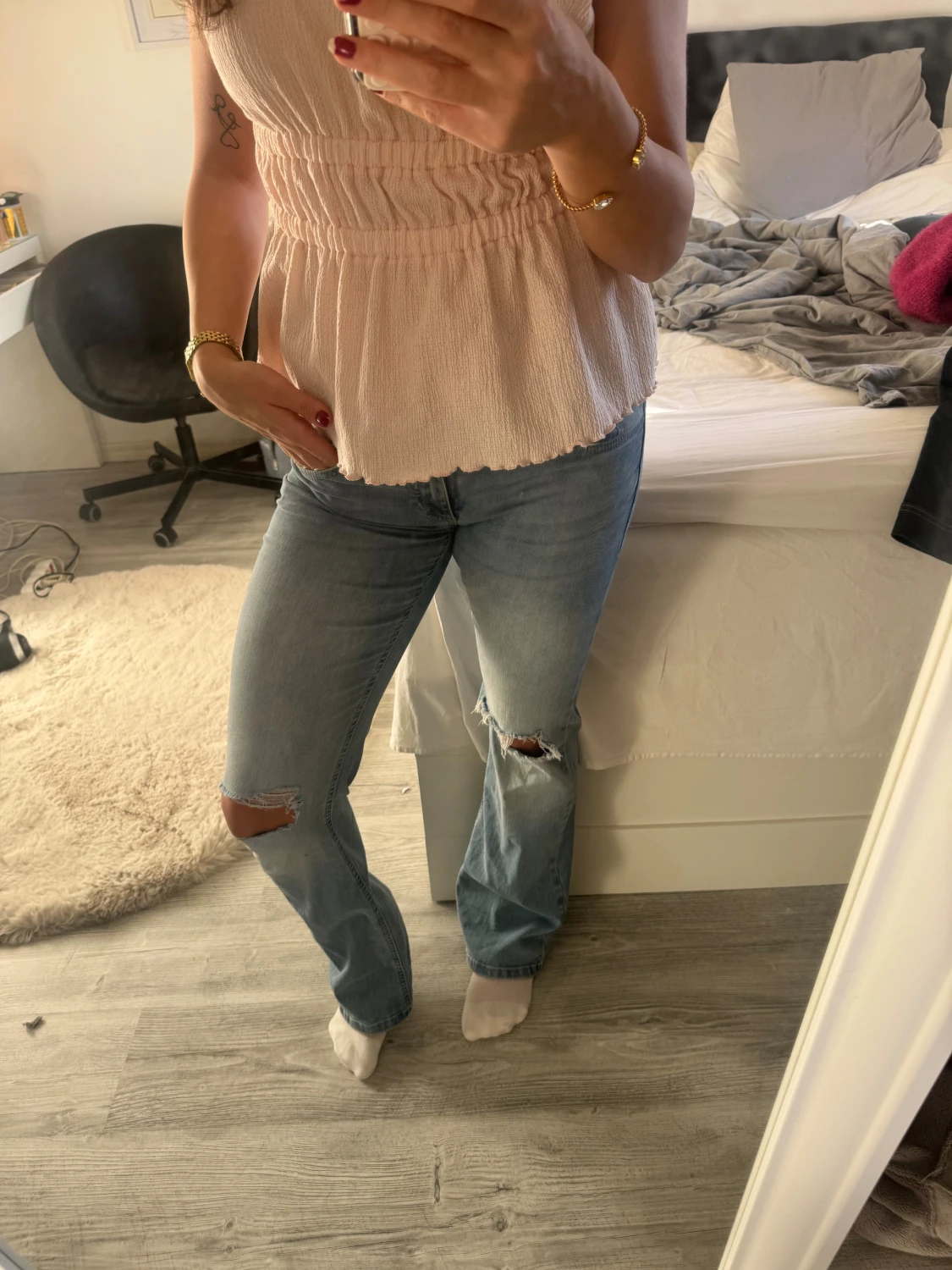 Ljusa blå jeans med slitna knän från Nelly