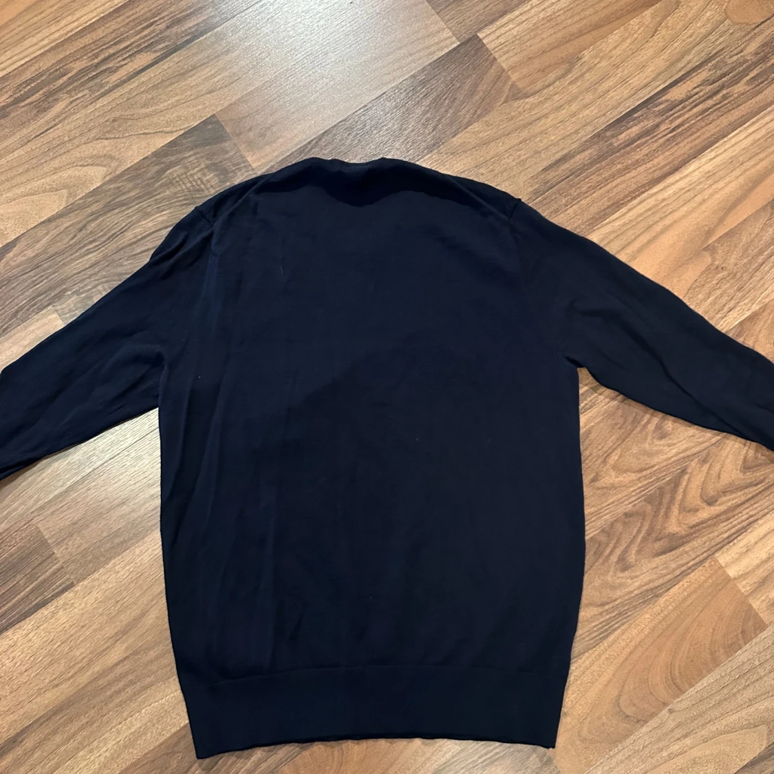 Mörkblå merinoulltröja från Uniqlo storlek M - 1