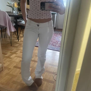 Vita bootcut jeans från Vero Moda - Vita bootcut jeans från Vero Moda. Enstaka fläckar som syns på sista bilden annars helt felfri. Jag är 164 och dessa passar mig i längden perfekt.