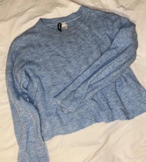 Babyblå tjocktröja från hm - Divided tröja som är lite lätt kroppad. Skulle säga att det är en S men det står M. #stickadtröja #blåstickad 