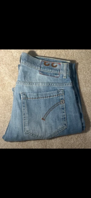 Dondup jeans ljusblå - Dondup jeans george! Trendigaste jeansen på marknaden. Skick: 9/10 Nypris: 4000 kr Säljs för: 699 kr. Tveka inte att skriva vid frågor!