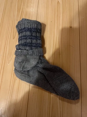 Villasukat 36 - Harmaat vähän käytetyt villasukat. Koko 36. Pohjan pituus n 23cm. Eläintalous MMM, lisätietoja saa kysymällä Katsothan myös muut ilmoitukseni Tarjoa 