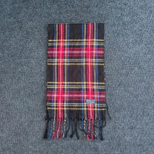 Burberry scarf - Burberry-scarf som är 100% äkta. Mindre defekter kan förekomma enligt bild men inget märkvärdigt då de är vintage. Snabb leverans och trygg handel då vi har 7 års erfarenhet i branschen. Vid frågor eller bud, skicka gärna ett meddelande. 1010