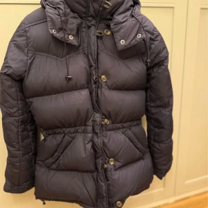 Boomerang dunjacka Alexandra  - En dunjacka från Boomerang, modell Alexandra i toppskick. Storlek S.   Nypris 5 999 kr. 