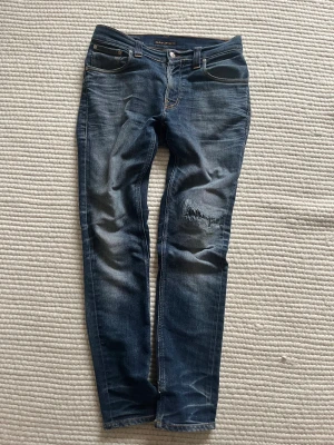 Nudie jeans - Väldigt använda nudie jeans med as fet tvätt, dom är lagade så det finns inga hål. modell är grim Tim och dom är storlek 31 32
