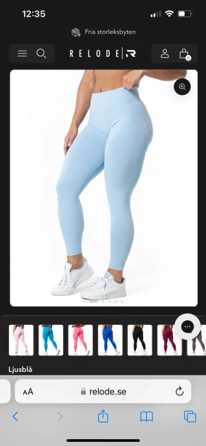 Ljusblå leggings från Relode - Supersnygga ljusblå leggings från Relode med hög midja och ribbad linning. De är tighta och sitter perfekt för träning eller chill. Materialet är mjukt och stretchigt syntet som formar sig efter kroppen. Diskret logga på linningen och sömlös design för extra komfort.