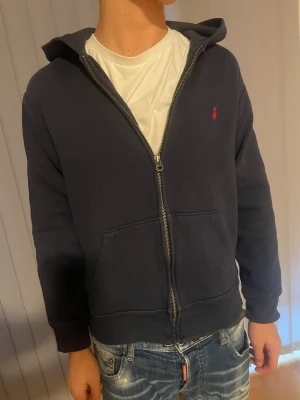 Ralph Lauren hoodie  - Skitsnygg hoodie med dragkedja från ralph lauren!! Tyvärr blivit för liten