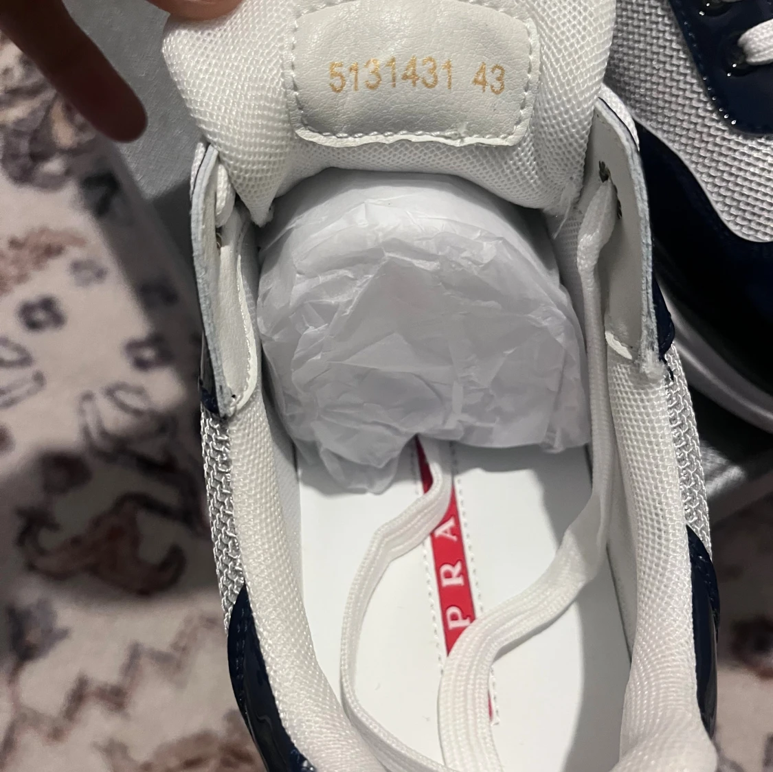 Prada sneakers i vitt och marinblått - 1