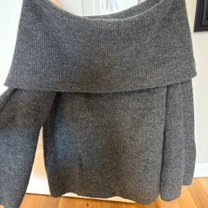 Stickad Off shoulder tröja - Snygg tröja lite nopprig syns på sista bilden