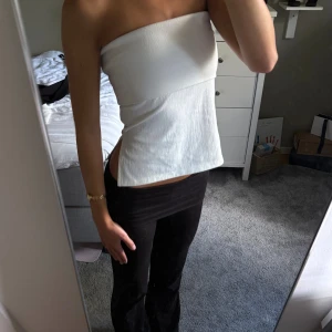 VIT BEANDU TOPP Gina Tricot - Jättesnygg och festlig eftertraktad och slutsåld bandeau. 